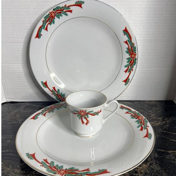 ˚₊‧꒰ა ☆ ໒꒱ ‧₊˚ Tienshan Poinsettia & Ribbons Christmas Plates & Cup (5B-101) - Picture 1 of 8